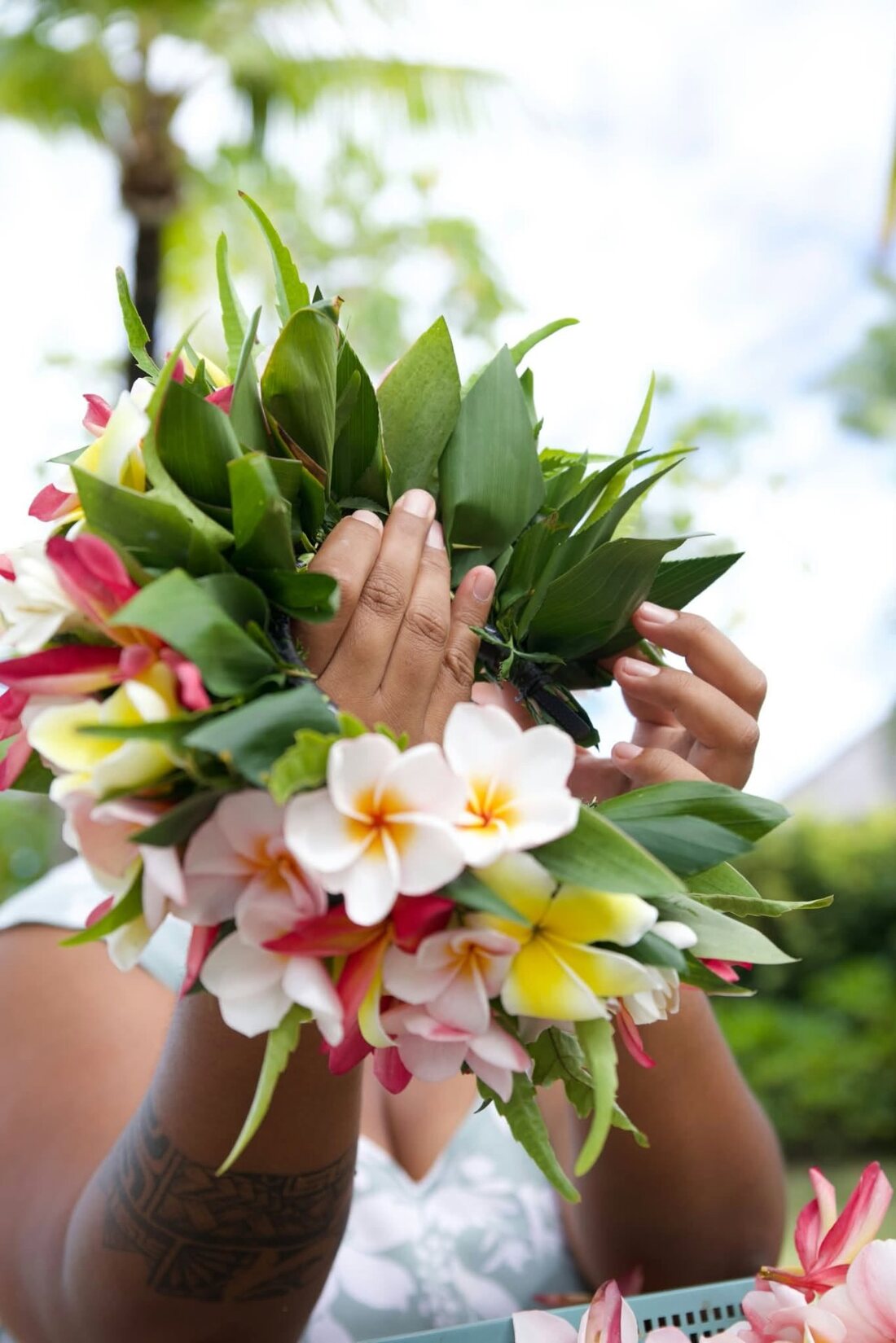 Couronne de fleurs fraîches tenue entre les mains pendant un atelier — ORIHERE Activity