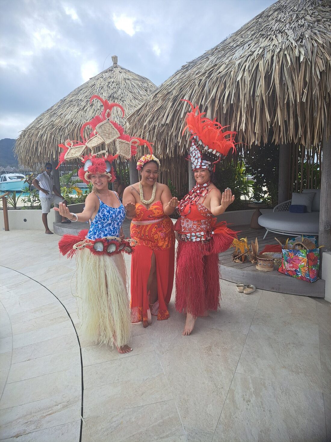 Danseuses en costume traditionnel lors d'un atelier Ori Tahiti et percussions — ORIHERE Activity