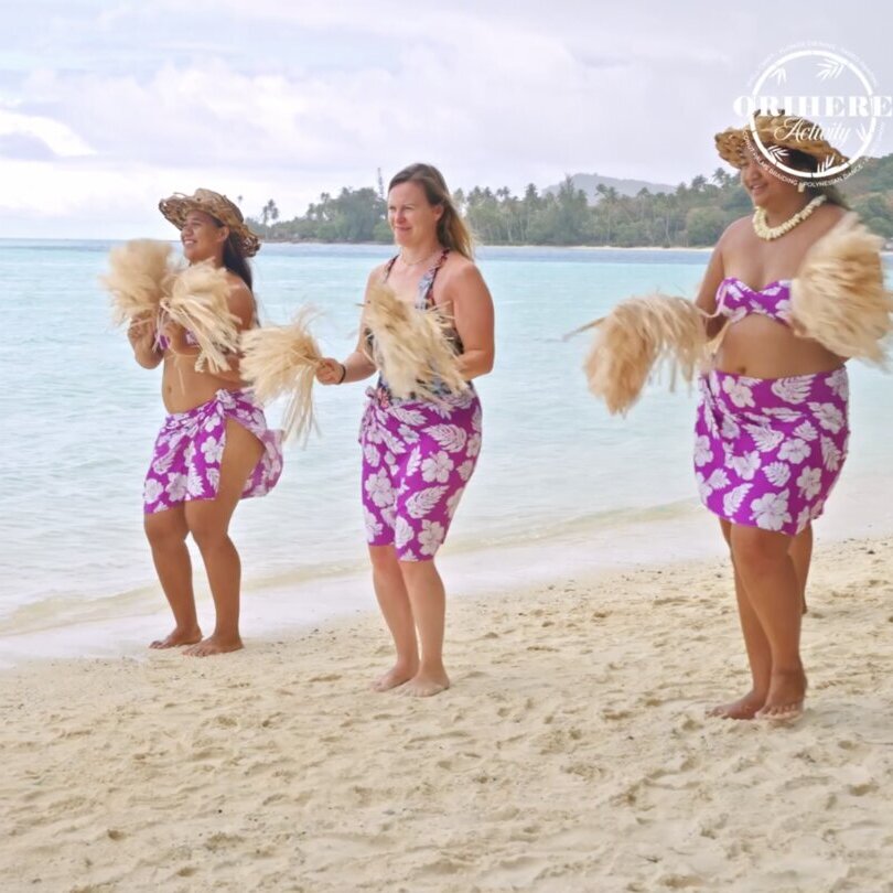 Initiation à la danse Ori Tahiti sur la plage face au lagon — ORIHERE Activity